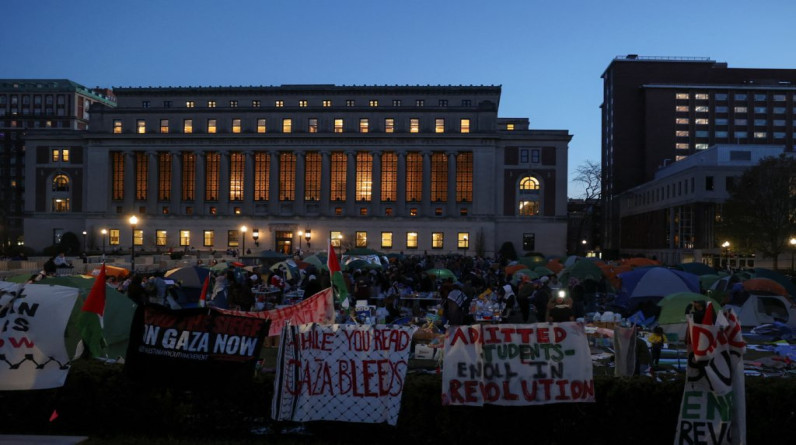 طلاب-جامعة-بـ”مانهاتن”-الأمريكية-ينصبون-الخيام-احتجاجاً-على-جرائم-إسرائيل-و”كولومبيا”-تلغي-الدراسة
