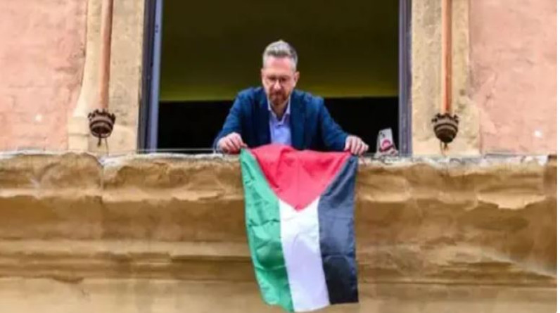 "لا يمكننا أن نبقى صامتين"..مدينة إيطالية تعلق علم فلسطين على واجهة البلدية